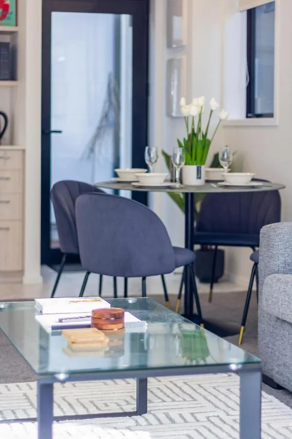 Central City Awaits 2 Bed 2 Bath With Carpark Christchurch Apartament